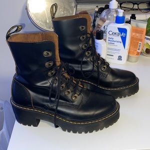 Dr. Martens Leonas